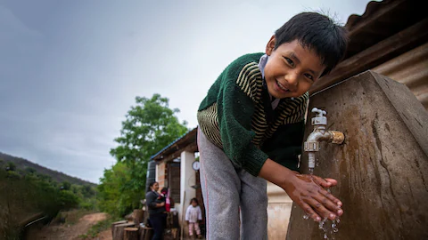 Niño de la comunidad beneficiado con agua potable